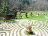 Blick auf Labyrinth und Kapelle