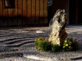 Die Mitte des Labyrinths - Blumen und Stein